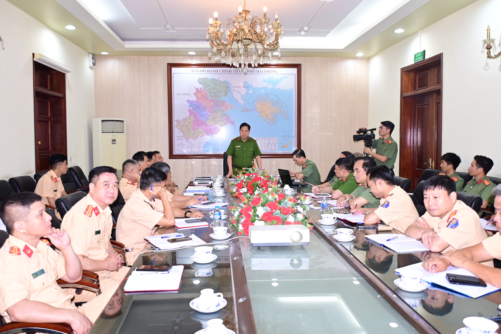 Đại tá Bùi Trung Thành - Phó Giám đốc CATP làm việc với lực lượng Cảnh sát giao thông về công tác bảo vệ Lễ hội Hoa Phượng Đỏ năm 2024